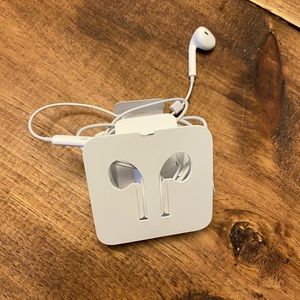 Apple EarPods with Lightning Connector ✅